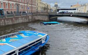 Санкт-Петербург марказида йўловчи автобус дарёга тушиб кетди
