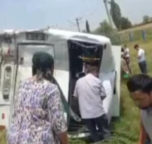 Сирдарёда «Isuzu» юк машинаси йўловчи автобуси билан тоқнашиб кетди