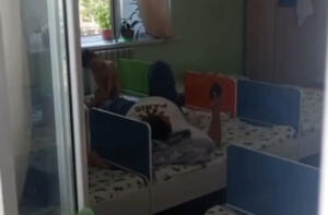 Сирдарёда тарбиячи аёл боғча боласини ўзининг оёқларини массаж қилишга мажбурлади