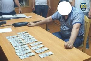 Қорақалпоғистонда университет директори ўринбосари 2 минг доллар пора билан ушланди