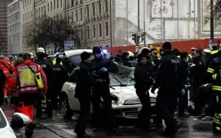 Германияда номаълум шахс автомобилда одамларни босиб кетди