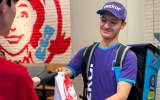 Uzum Tezkor хизмати ва Wendy’s ресторанлар тармоғи Рамазон ойида курьерларни меҳмон қилади