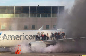 American Airlines самолёти Денвер аэропортида ёниб кетди