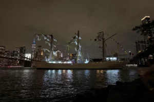 Нью-Йоркда Мексика ҳарбий кемаси Бруклин кўпригига урилди