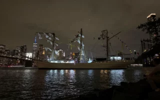 Нью-Йоркда Мексика ҳарбий кемаси Бруклин кўпригига урилди