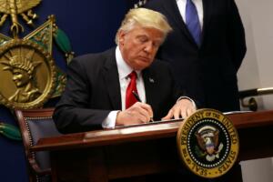 Трамп 12 та давлат фуқароларига АҚШга киришни тақиқлади