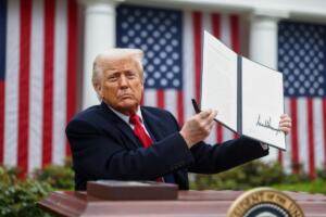 Трамп Қозоғистон ва яна 13 та давлатга қўшимча божлар жорий қилди