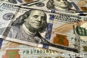 Ўзбекистонда долларнинг расмий курси яна тушиб кетди