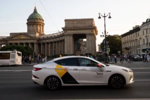 Санкт-Петербургда мигрантларга такси ҳайдовчиси сифатида ишлаш тақиқланди