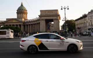Санкт-Петербургда мигрантларга такси ҳайдовчиси сифатида ишлаш тақиқланди