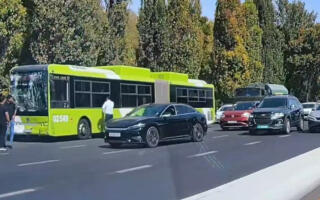 Тошкентда 2 та автобус ва 1 та енгил автомашина тўқнашиб кетди
