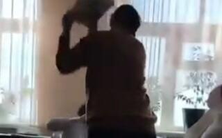 Тошкент вилоятида мактаб ўқувчисини ҳақоратлаб, калтаклаган ўқитувчи ишдан бўшатилди