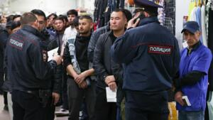 Москвада минглаб рейдлар ортидан 450 дан ортиқ мигрант депортация қилинди