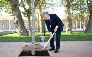 Шавкат Мирзиёев Имом Бухорий мақбарасини зиёрат қилди