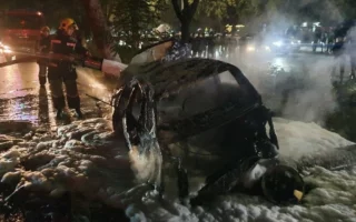 Чилонзорда Lacetti машинаси тўқнашувдан сўнг ёниб кетди