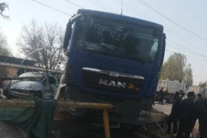Паркент туманида юк машинаси газ қувурини уриб юборди: 2 мингдан ошиқ аҳоли газсиз қолди