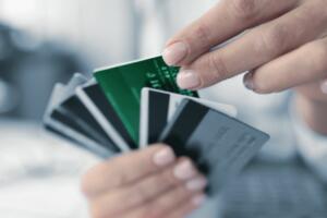 Ўзбекистонда вояга етмаганлар банк картасини мустақил равишда олишлари мумкин бўлади