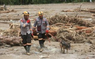 Индонезиядаги сув тошқинлари қурбонлари сони 800 дан ошди