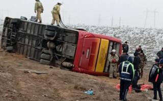 Навоийда 47 йўловчили автобус ағдарилиб кетди: 2 киши ҳалок бўлди