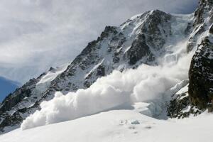 Ўзбекистоннинг олти вилоятида қор кўчиш хавфи эьлон қилинди