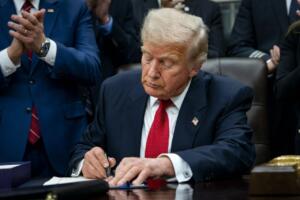 Трамп Гренландия сабабли саккизта давлатга нисбатан бож жорий этилишини маълум қилди