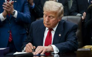 Трамп Гренландия сабабли саккизта давлатга нисбатан бож жорий этилишини маълум қилди