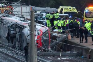 Испанияда 2 поезднинг тўқнашуви оқибатида ҳалок бўлганлар сони 39 кишига етди