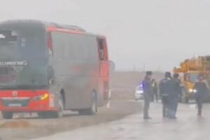 Навоийда автобус ағдарилиб кетди: 2 киши жабрланди