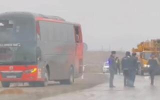 Навоийда автобус ағдарилиб кетди: 2 киши жабрланди