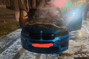 Тошкент марказида BMW машинаси ёниб кетди