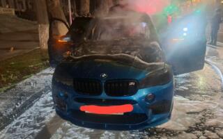 Тошкент марказида BMW машинаси ёниб кетди