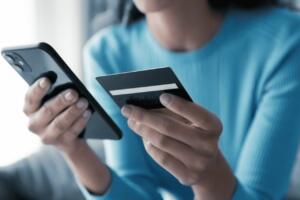 Ўзбекистонда фирибгарлик йўли билан расмийлаштирилган онлайн кредитларни ундириш тўхтатилади