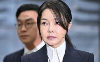 Жанубий Корея собиқ биринчи хоними қамоқ жазосига ҳукм қилинди