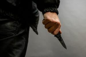 Андижонда эркак ўз хотинини мактабда пичоқлаб ўлдирди