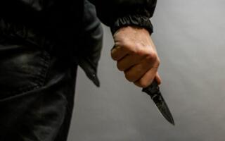 Андижонда эркак ўз хотинини мактабда пичоқлаб ўлдирди