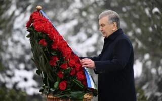 Шавкат Мирзиёев Ислом Каримов ҳайкали пойига гулчамбар қўйди