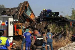 Тайландда қурилиш крани поезд устига қулади: 22 киши ҳалок бўлди