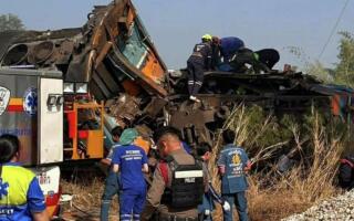 Тайландда қурилиш крани поезд устига қулади: 22 киши ҳалок бўлди