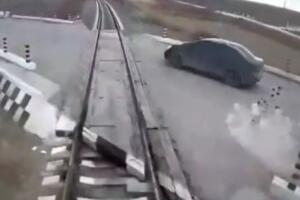 Хоразмда поезд ва автомобил тўқнашиб кетди: 1 киши жароҳат олди