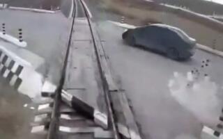 Хоразмда поезд ва автомобил тўқнашиб кетди: 1 киши жароҳат олди