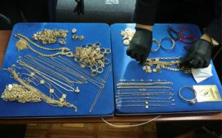 Тошкент халқаро аэропортида 2 млрд сўмдан ортиқ заргарлик буюмларини ноқонуний олиб ўтмоқчи бўлганлар ушланди