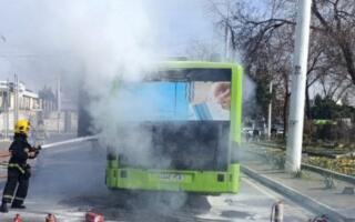 Тошкентда йўловчи автобуси ёниб кетди