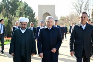 Президент Сурхондарё вилоятига ташрифини Ҳаким Термизий мақбараси зиёратидан бошлади