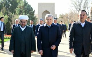 Президент Сурхондарё вилоятига ташрифини Ҳаким Термизий мақбараси зиёратидан бошлади