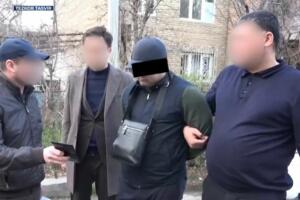 Тошкентда прокурор ёрдамчиси $15 минг пора билан ушланди