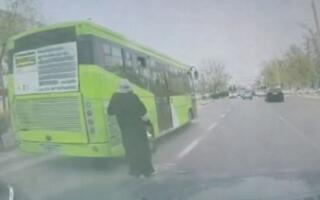 Тошкентда пиёдага йўл бермаган автобус ҳайдовчиси ишдан олинди
