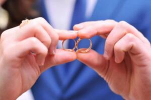 Ўзбекистонда биринчи маротаба 21 ёшга тўлганда турмуш қурган оилаларга имтиёзлар берилади