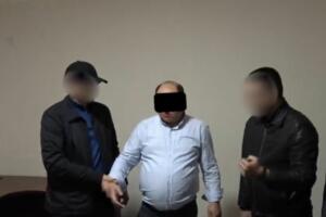 Самарқандда туман судьяси пора билан ушланди  Самарқанд вилояти Фуқаролик ишлари бўйича Пастдарғом туман судининг судьяси пора олган вақтида ашёвий далиллар билан қўлга олинди. Бу ҳақда Давлат хавфсизлик хизмати хабар берди.  Аниқланишича, мазкур туман судининг 2022 йилдаги ҳал қилув қарорига асосан, 1989 й.т. аёлнинг 2022 й.т. фарзанди вояга етгунига қадар жавобгар ҳисобланган – 1983 й.т. фуқародан алимент ундириш белгиланган.   Аммо, жавобгар томон ушбу қарорни янги очилган ҳолатлар бўйича қайта кўриб чиқиш тўғрисида ФИБ Пастдарғом туман судига ариза билан мурожаат қилган.   Судья эса ўз иш юритувига келиб тушган ушбу аризага асосан, жорий йилнинг 27 февраль куни суднинг 2022 йилдаги ҳал қилув қарорини бекор қилиб, ишни мазмунан қайта кўришни 11 март кунига тайинлаган.   Шунингдек, у ишни даъвогарнинг фойдасига ижобий ҳал этиб бериш эвазига ундан 300 АҚШ доллари талаб қилган.  Ҳозирда Ўзбекистон Республикаси Бош прокуратураси томонидан судьяга нисбатан Жиноят Кодексининг 210-моддаси 2-қисми «в» банди билан жиноят иши қўзғатилиб, тергов ҳаракатлари олиб борилмоқда.