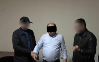 Самарқандда туман судьяси пора билан ушланди  Самарқанд вилояти Фуқаролик ишлари бўйича Пастдарғом туман судининг судьяси пора олган вақтида ашёвий далиллар билан қўлга олинди. Бу ҳақда Давлат хавфсизлик хизмати хабар берди.  Аниқланишича, мазкур туман судининг 2022 йилдаги ҳал қилув қарорига асосан, 1989 й.т. аёлнинг 2022 й.т. фарзанди вояга етгунига қадар жавобгар ҳисобланган – 1983 й.т. фуқародан алимент ундириш белгиланган.   Аммо, жавобгар томон ушбу қарорни янги очилган ҳолатлар бўйича қайта кўриб чиқиш тўғрисида ФИБ Пастдарғом туман судига ариза билан мурожаат қилган.   Судья эса ўз иш юритувига келиб тушган ушбу аризага асосан, жорий йилнинг 27 февраль куни суднинг 2022 йилдаги ҳал қилув қарорини бекор қилиб, ишни мазмунан қайта кўришни 11 март кунига тайинлаган.   Шунингдек, у ишни даъвогарнинг фойдасига ижобий ҳал этиб бериш эвазига ундан 300 АҚШ доллари талаб қилган.  Ҳозирда Ўзбекистон Республикаси Бош прокуратураси томонидан судьяга нисбатан Жиноят Кодексининг 210-моддаси 2-қисми «в» банди билан жиноят иши қўзғатилиб, тергов ҳаракатлари олиб борилмоқда.