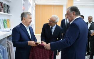Ўзбекистон ва Тожикистон президентлари замонавий тўқимачилик корхонасига ташриф буюрдилар